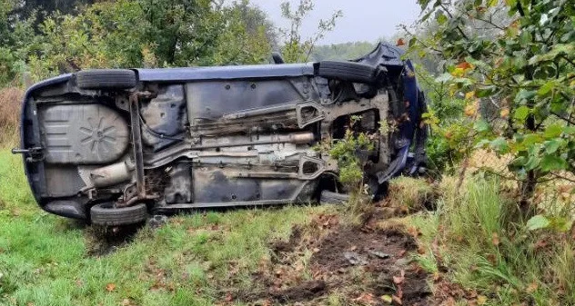 Osmnáctiletý řidič jel moc rychle. Dostal smyk a jeho auto skončilo na boku