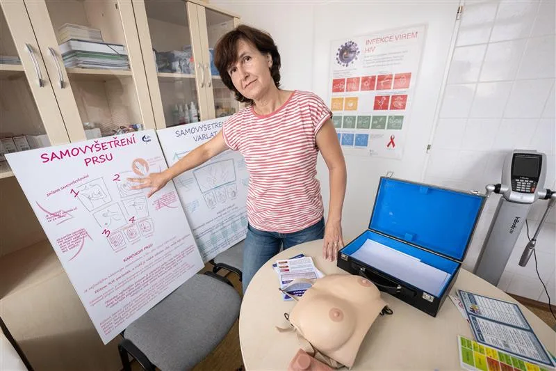 Osvětu samovyšetření prsu i varlat pomáhá šířit Irena Zimenová ze Státního zdravotního ústavu v Jihlavě