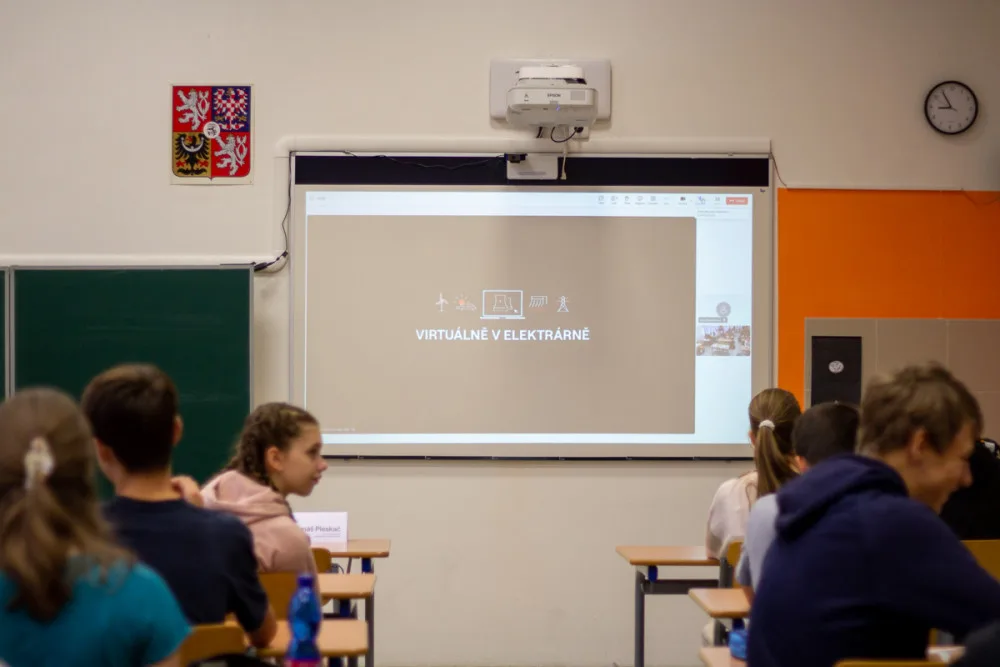 Žáci z Brna nahlédli ze školních lavic do jaderné elektrárny Dukovany. Umožnila to virtuální prohlídka