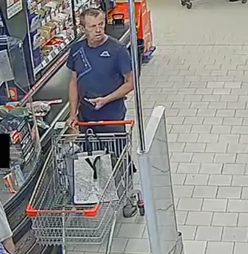 Zákazník si nechal cizí peněženku. Policie hledá muže z fotografie