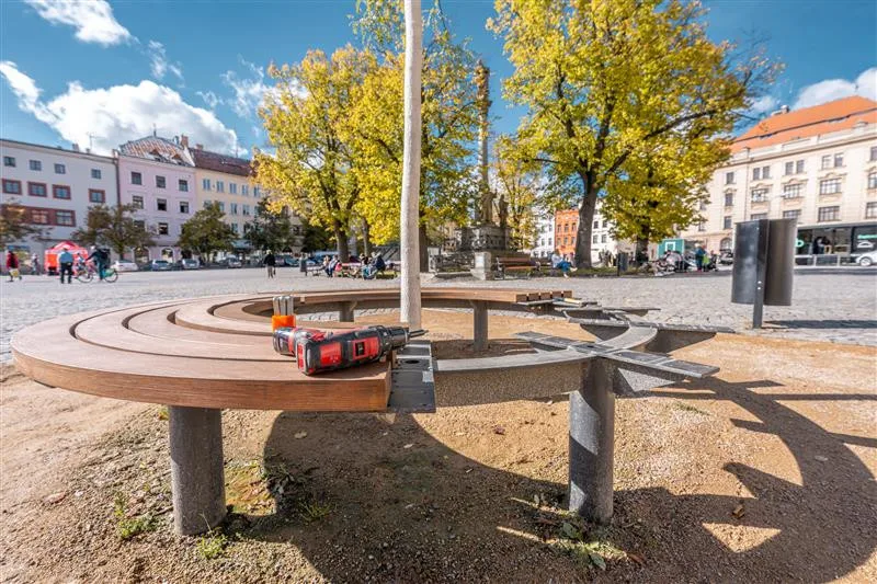 Oprava kulatých laviček na náměstí. Na sedácích se objevily praskliny