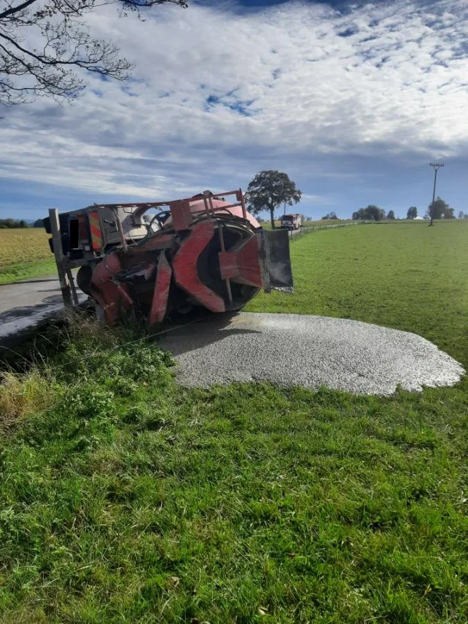 Řidič převrátil nákladní vůz a po havárii zalil pole betonem. Foto: se svolením Policie ČR