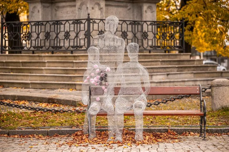 Vem je do svých rukou. Umělecké dílo na náměstí upozorňuje na prevenci rakoviny prsu. Foto: se svolením Města Jihlava