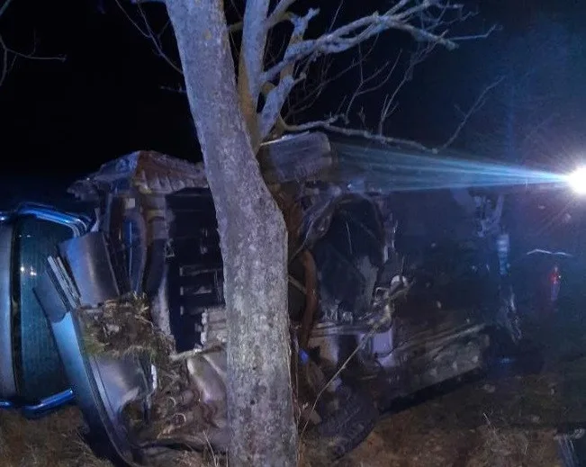 Vůz najel na svodidla a po nehodě zůstal ležet na boku. Řidič měl přes dvě promile. Foto: se svolením Policie ČR