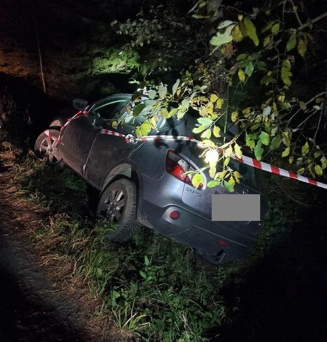 Silně opilý řidič sjel ze silnice a havaroval. Za volant usedla pod vlivem i žena a brázdila ulice se zhasnutými světly