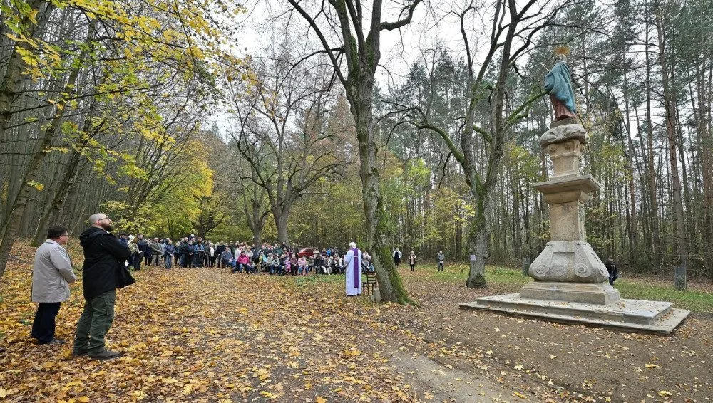 Socha ze zaniklé obce Zahrádka září na břehu přehrady Švihov novotou.
