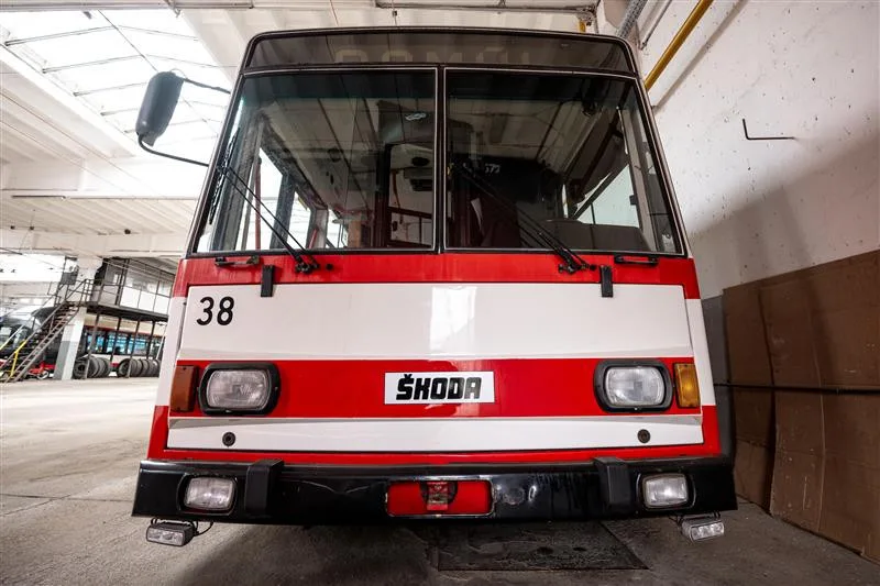 Dopravní podnik připravil speciální dušičkovou linku D, cestující zdarma sveze retro trolejbus