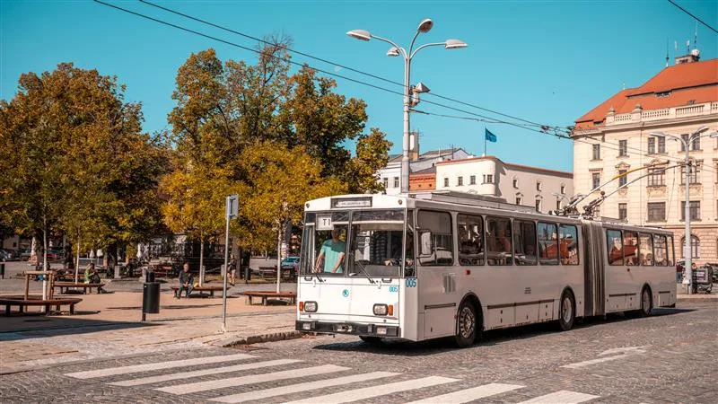 Dopravní podnik připravil speciální dušičkovou linku D, cestující zdarma sveze retro trolejbus