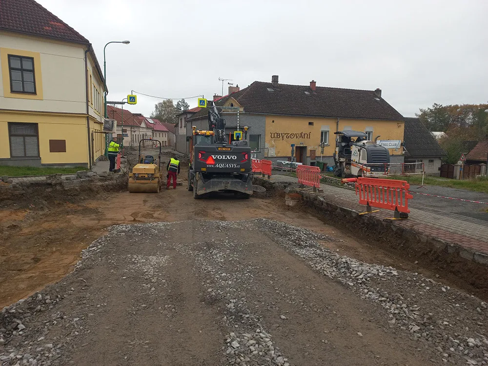 V Krucemburku se při opravě propadla silnice. Stavbaři narazili na historickou kanalizaci
