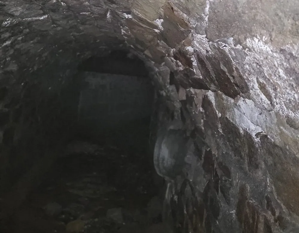 V Krucemburku se při opravě propadla silnice. Stavbaři narazili na historickou kanalizaci