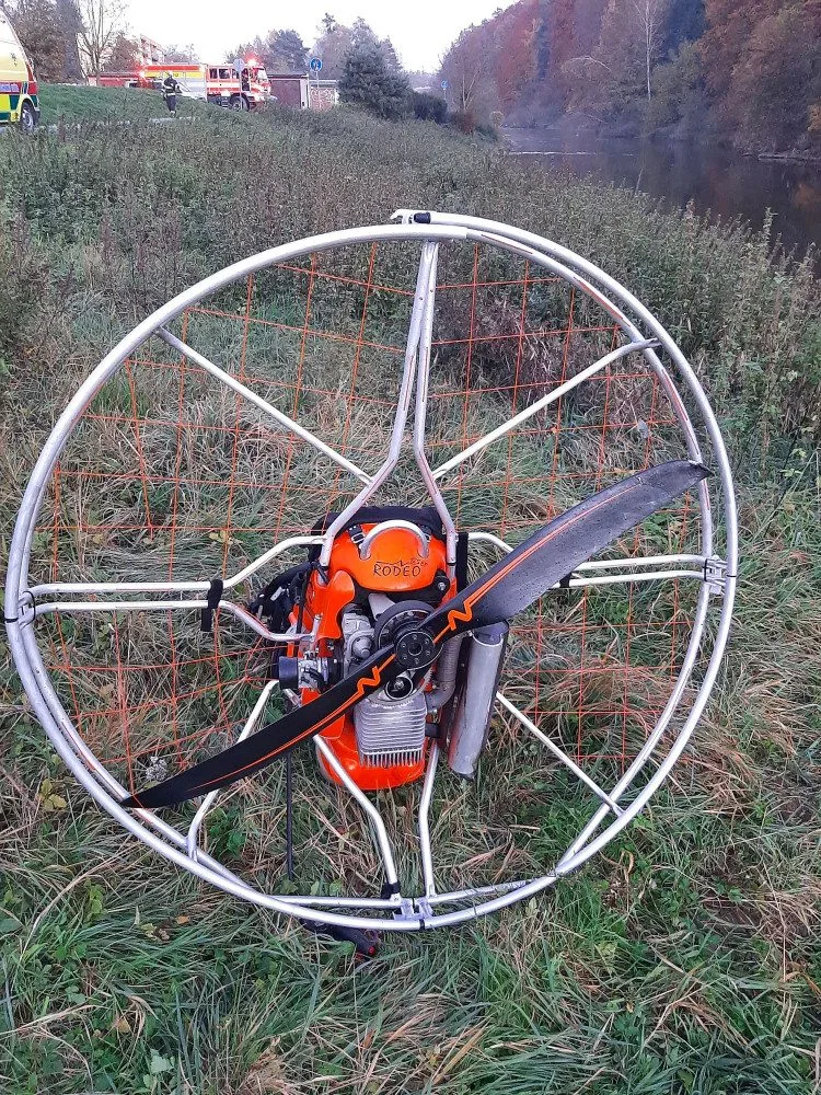 Pilot motorového paraglidingového křídla se kochal přírodou, přehlédl elektrické dráty a spadl do řeky. Foto: Se svolením Policie ČR