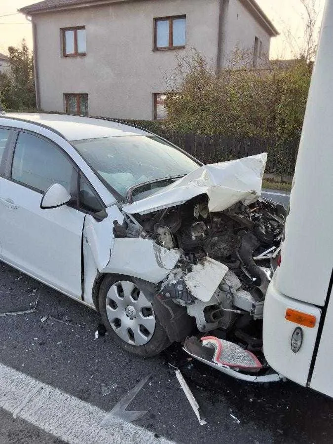 V Havlíčkově Brodě se srazil autobus s osobním autem, na místě jsou záchranáři. Foto: Se svolením Policie ČR