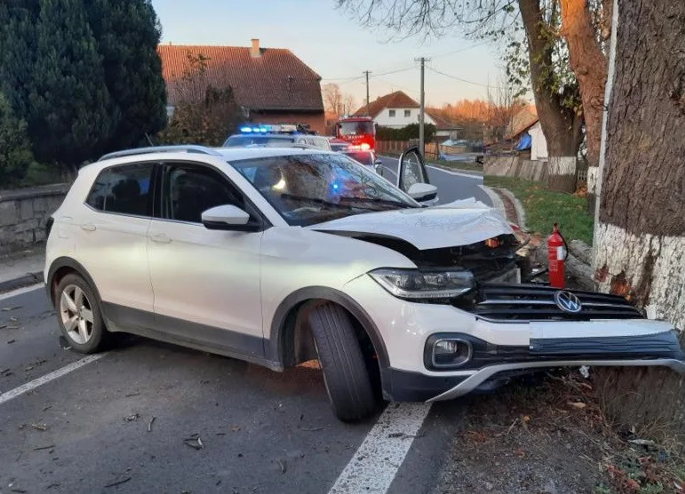 Jednašedesátiletá řidička usnula za volantem a narazila do stromu. Řidičák měla propadlý