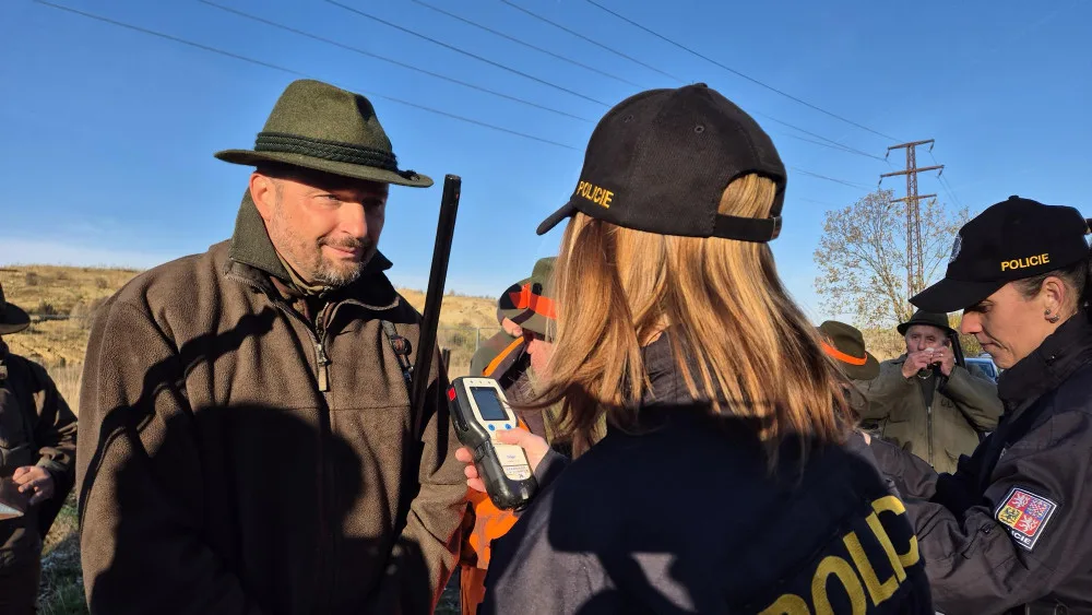 Policistky kontrolovaly myslivce. Nikdo z nich nepil a zbraně měli v pořádku. Foto: Se svolením Policie ČR