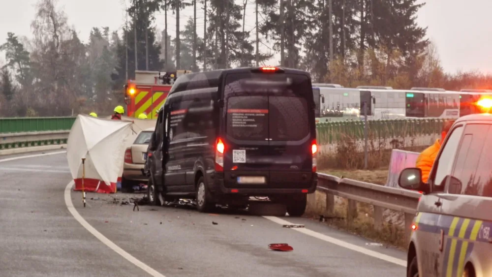 U Henčova se ráno srazila dvě auta, řidička jednoho z nich zemřela