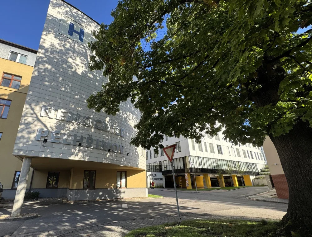 Do nemocnice v Pelhřimově opět mohou návštěvy. Zákaz skončil