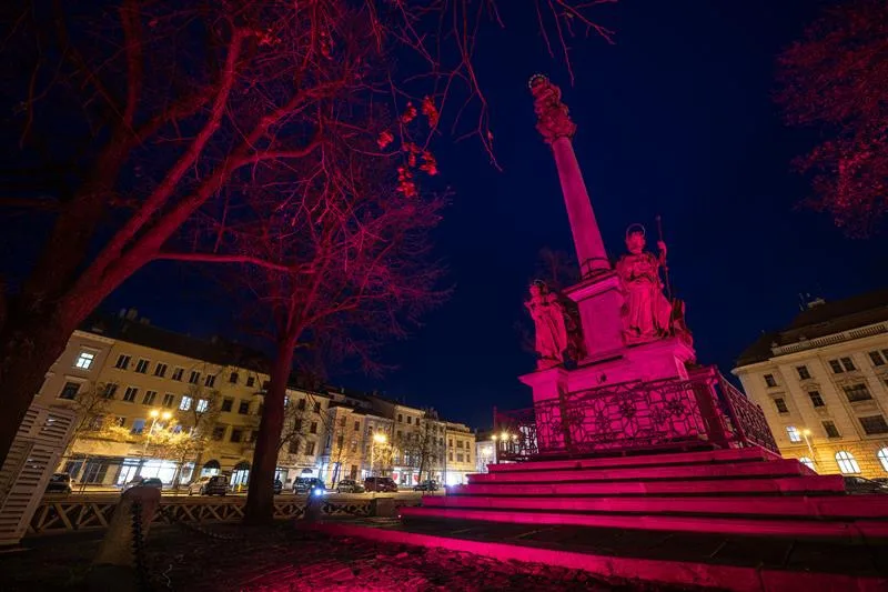 Mariánský sloup na Masarykově náměstí se zabarví do purpurova