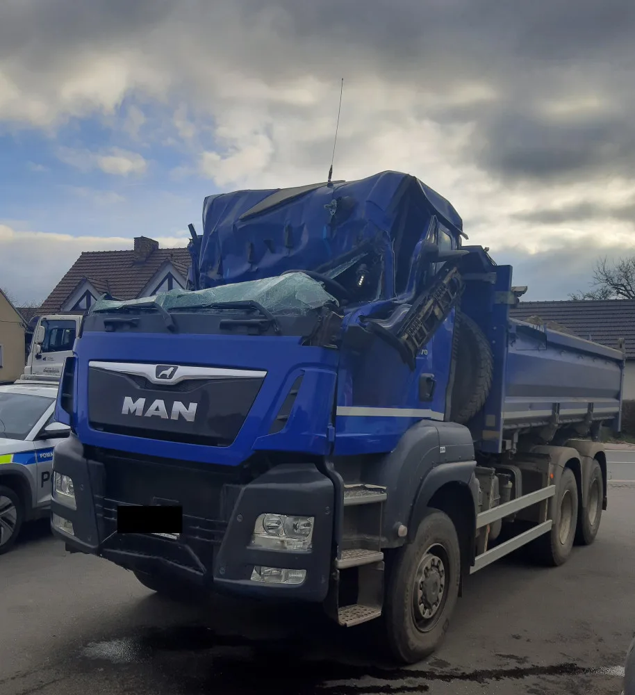 Na Žďársku havaroval řidič nákladního auta, škoda je přes půl milionu. Foto: Se svolením Policie ČR