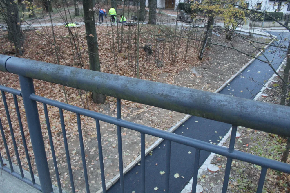 U zoologické zahrady vzniká zastávka MHD. Dělníci pracují i na úpravě přístupové cesty pod mostem
