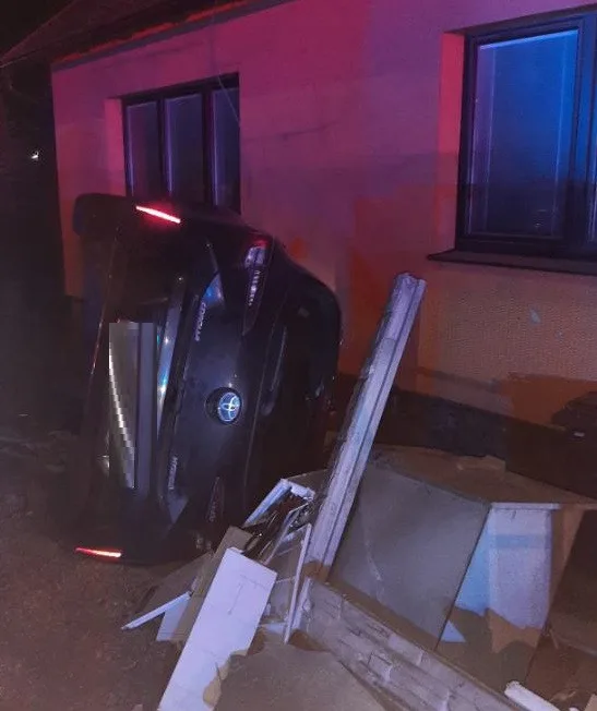 Řidička na kraji Jihlavy nevhodně reagovala na překážku, otočila auto na bok. Foto: Se svolením Policie ČR