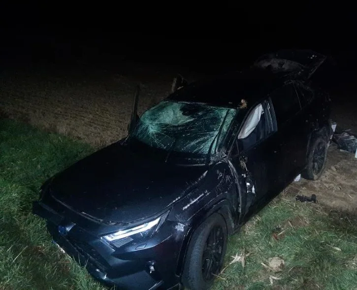 Řidič dostal v zatáčce smyk, auto šlo přes střechu a skončilo na poli