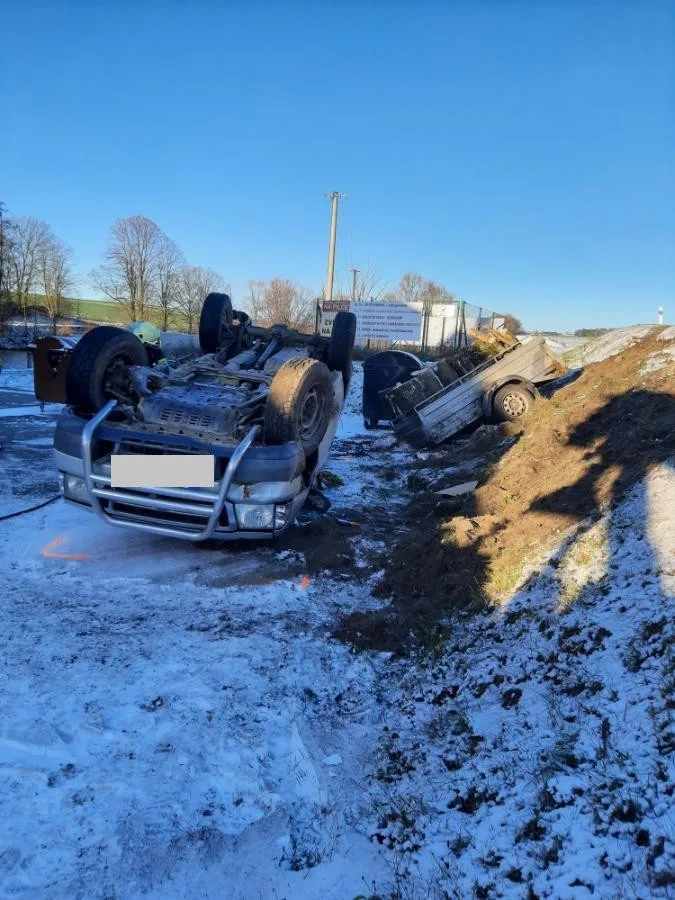 Řidič na dálnici D1 nerespektoval značení a převrátil své auto na střechu