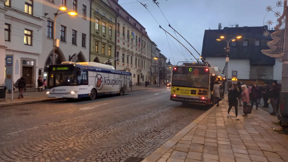 POLITICKÁ KORIDA: Měla by Jihlava zrušit celovozovou reklamu v MHD? Odpovídají zastupitelé