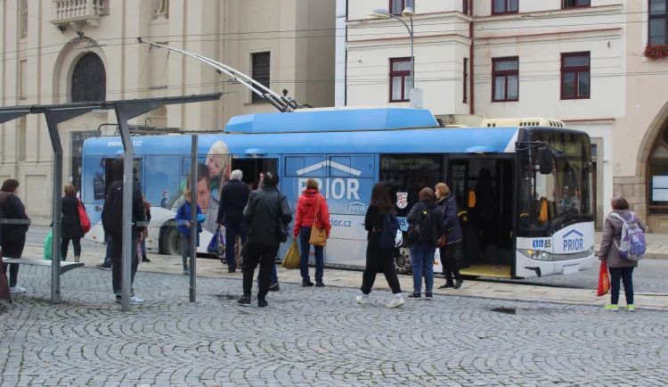 POLITICKÁ KORIDA: Měla by Jihlava zrušit celovozovou reklamu v MHD? Odpovídají zastupitelé