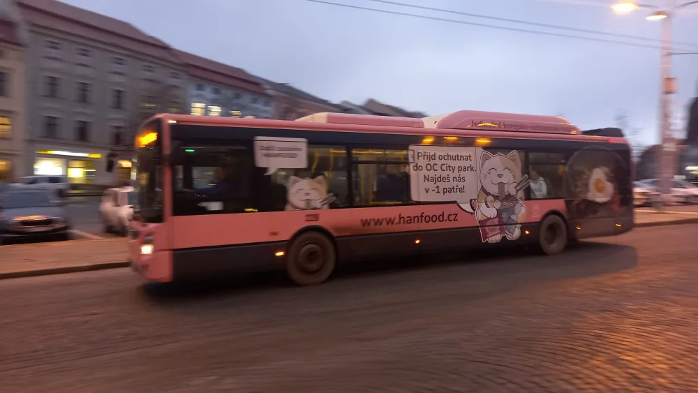 POLITICKÁ KORIDA: Měla by Jihlava zrušit celovozovou reklamu v MHD? Odpovídají zastupitelé