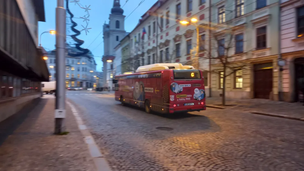 POLITICKÁ KORIDA: Měla by Jihlava zrušit celovozovou reklamu v MHD? Odpovídají zastupitelé