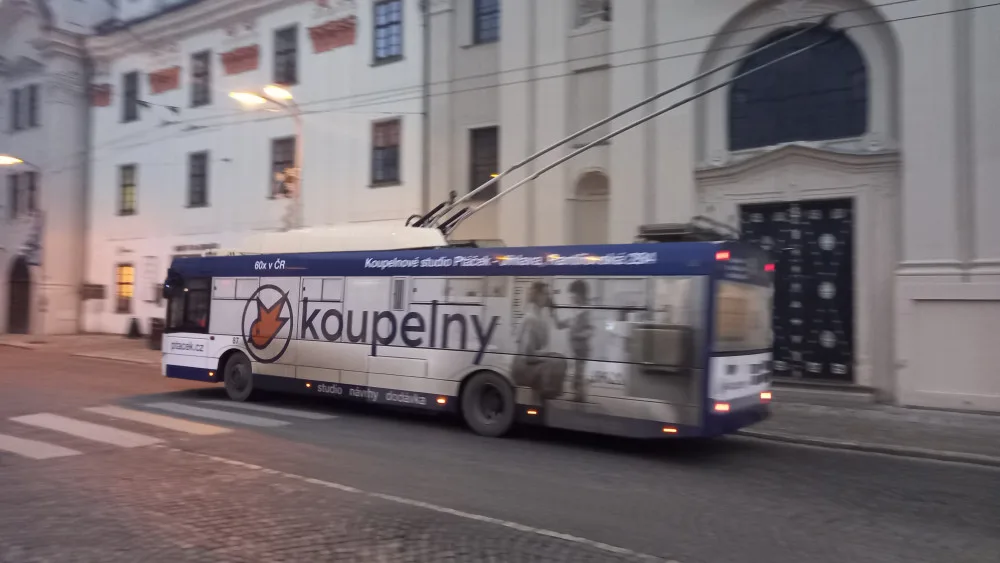 POLITICKÁ KORIDA: Měla by Jihlava zrušit celovozovou reklamu v MHD? Odpovídají zastupitelé