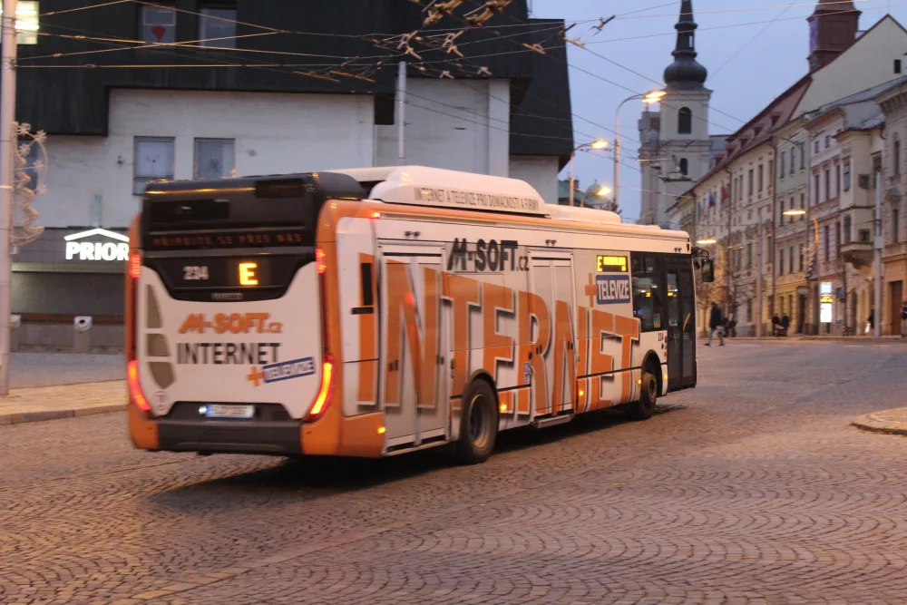 POLITICKÁ KORIDA: Měla by Jihlava zrušit celovozovou reklamu v MHD? Odpovídají zastupitelé