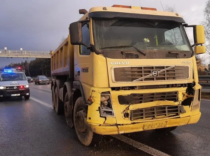 Na dálničním přivaděči se srazila dvě nákladní a jedno osobní auto, jeden řidič skončil v nemocnici. Foto: Se svolením Policie ČR