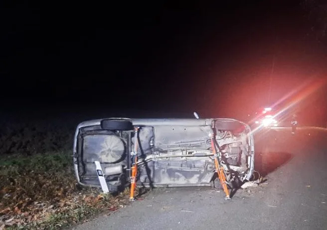 Řidička dostala smyk, při následné havárii otočila auto na bok. Foto: Se svolením Policie ČR