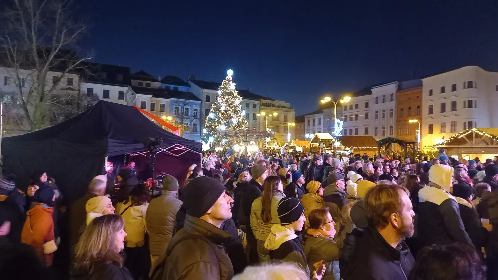 Vánoční strom na jihlavském náměstí i výzdoba města už svítí. Zahájení adventu lákalo tisíce lidí