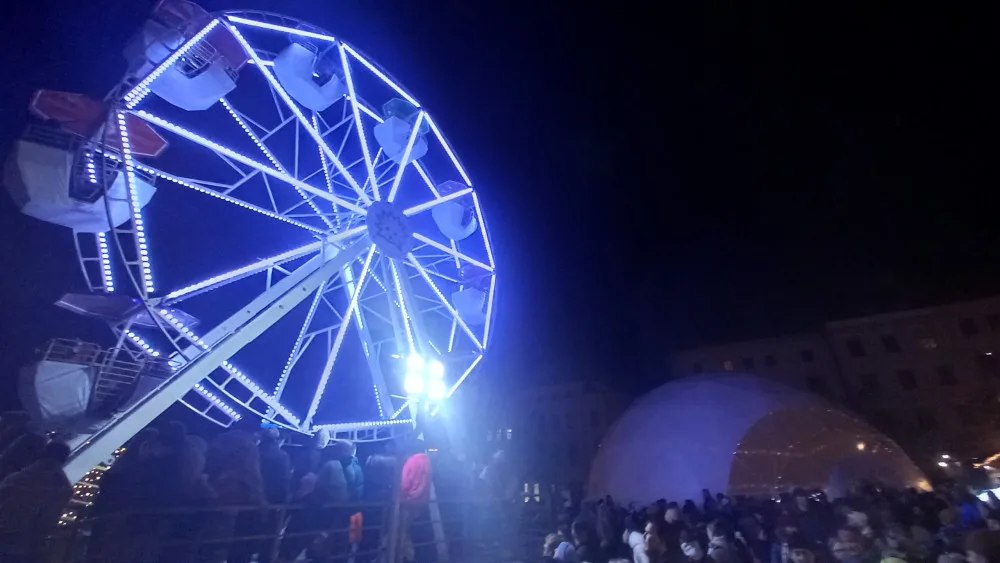 Vánoční strom na jihlavském náměstí i výzdoba města už svítí. Zahájení adventu lákalo tisíce lidí