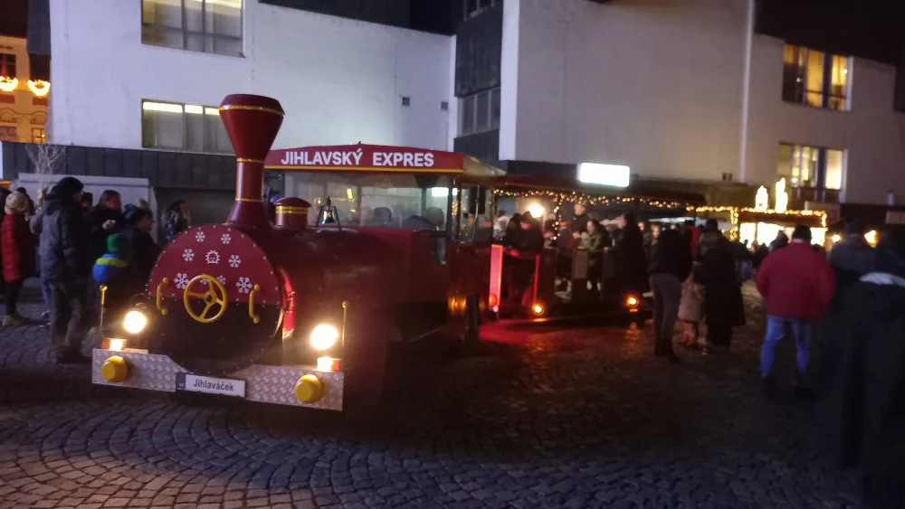 Vánoční strom na jihlavském náměstí i výzdoba města už svítí. Zahájení adventu lákalo tisíce lidí