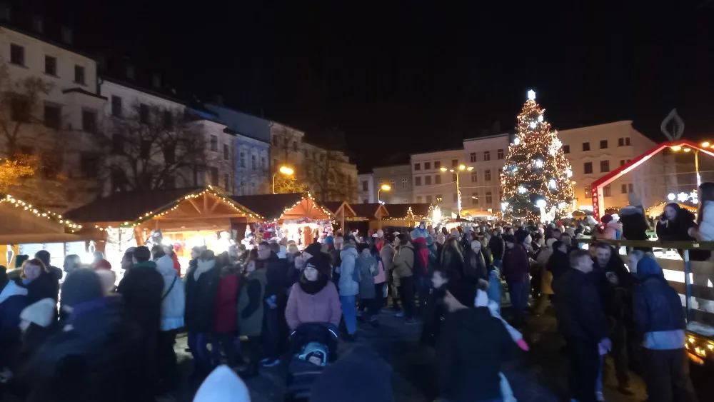 Vánoční strom na jihlavském náměstí i výzdoba města už svítí. Zahájení adventu lákalo tisíce lidí