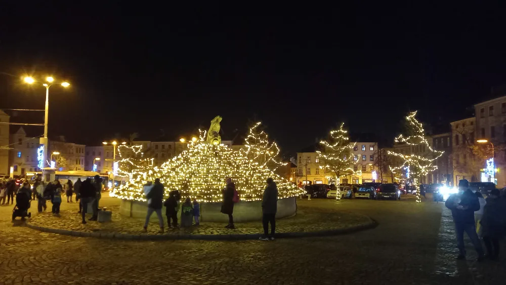 Vánoční strom na jihlavském náměstí i výzdoba města už svítí. Zahájení adventu lákalo tisíce lidí