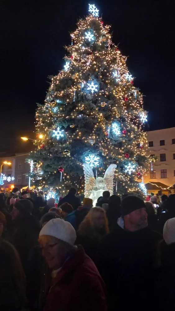 Vánoční strom na jihlavském náměstí i výzdoba města už svítí. Zahájení adventu lákalo tisíce lidí