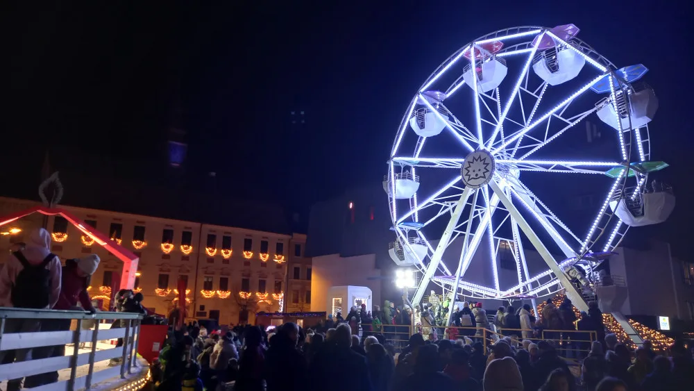 Vánoční strom na jihlavském náměstí i výzdoba města už svítí. Zahájení adventu lákalo tisíce lidí