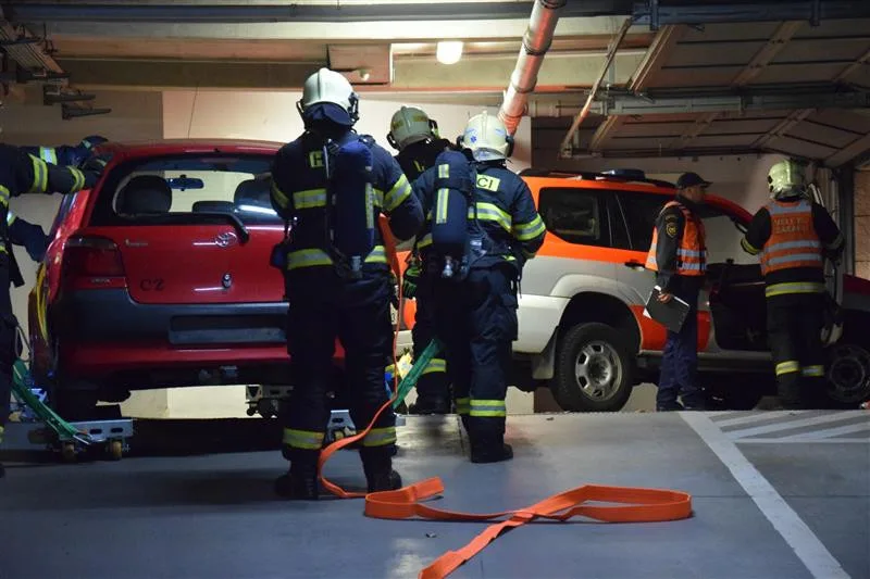 V podzemních garážích hořel elektromobil. Hasiči si nacvičili, jak budou zasahovat. Foto: Se svolením Kraje Vysočina