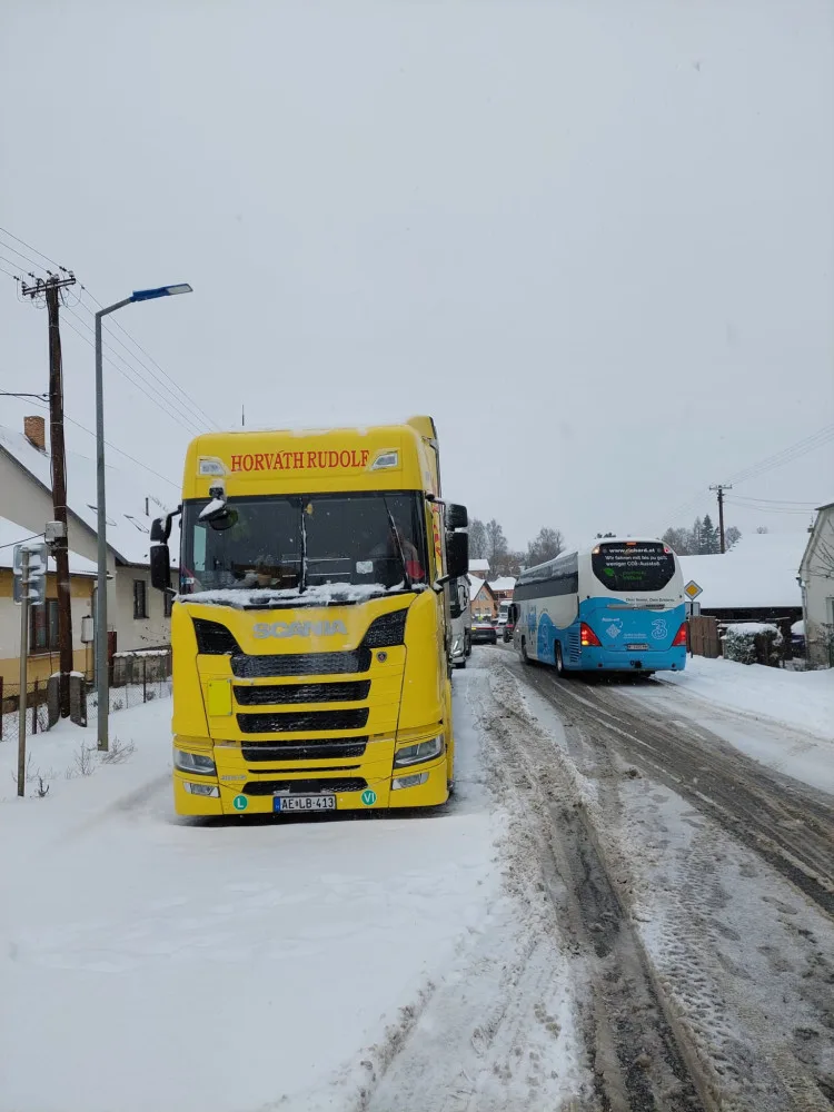 FOTO: Sníh komplikuje dopravu na D1, kolony jsou ve směru na Havlíčkův Brod, Znojmo i Pelhřimov