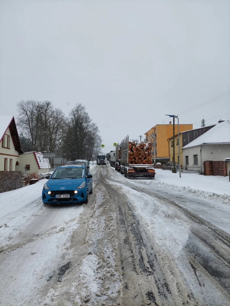 FOTO: Sníh komplikuje dopravu na D1, kolony jsou ve směru na Havlíčkův Brod, Znojmo i Pelhřimov