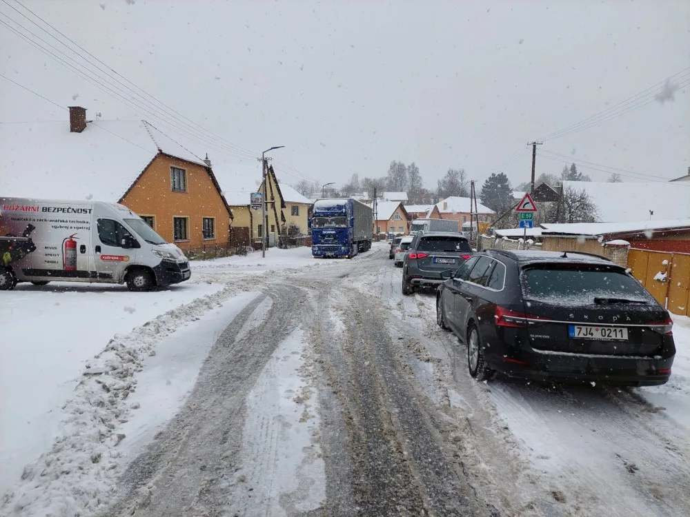 FOTO: Sníh komplikuje dopravu na D1, kolony jsou ve směru na Havlíčkův Brod, Znojmo i Pelhřimov