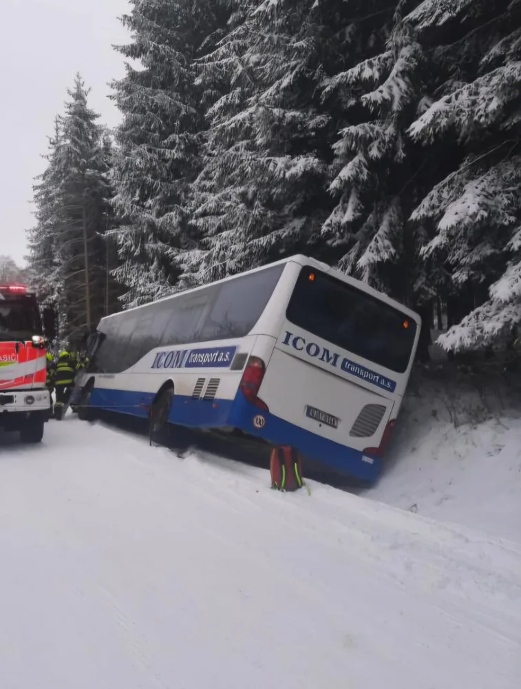 FOTO: Sníh komplikuje dopravu na D1, kolony jsou ve směru na Havlíčkův Brod, Znojmo i Pelhřimov