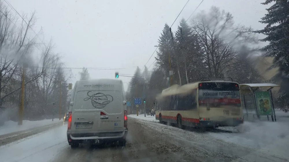 FOTO: Sníh komplikuje dopravu na D1, kolony jsou ve směru na Havlíčkův Brod, Znojmo i Pelhřimov