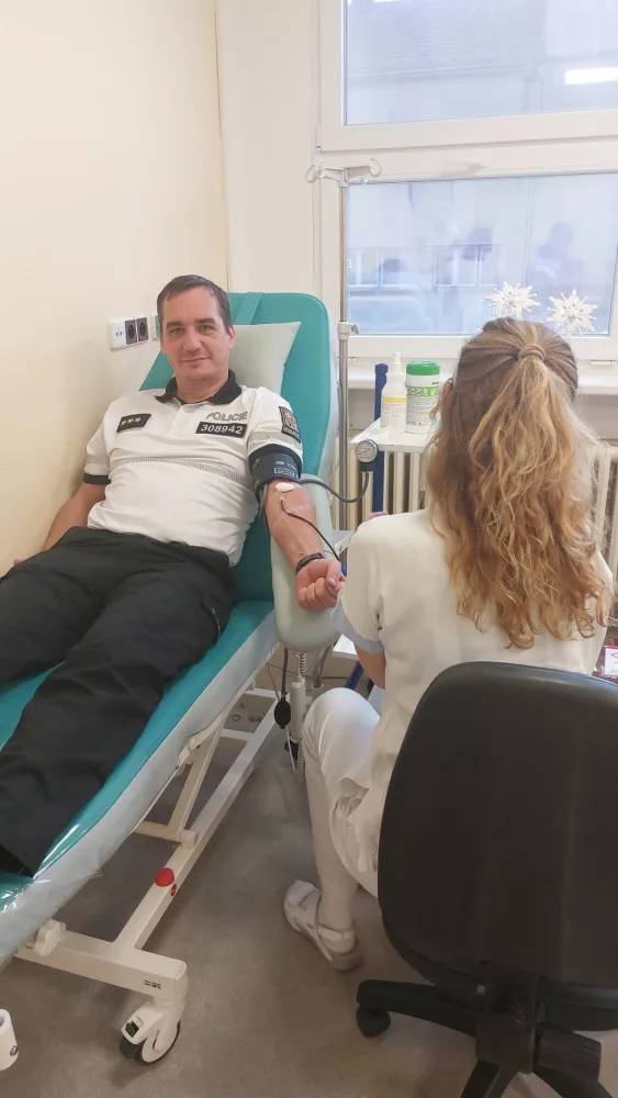 Policisté dálničního oddělení ve Velkém Beranově chějí jít příkladem, hromadně darovali krev