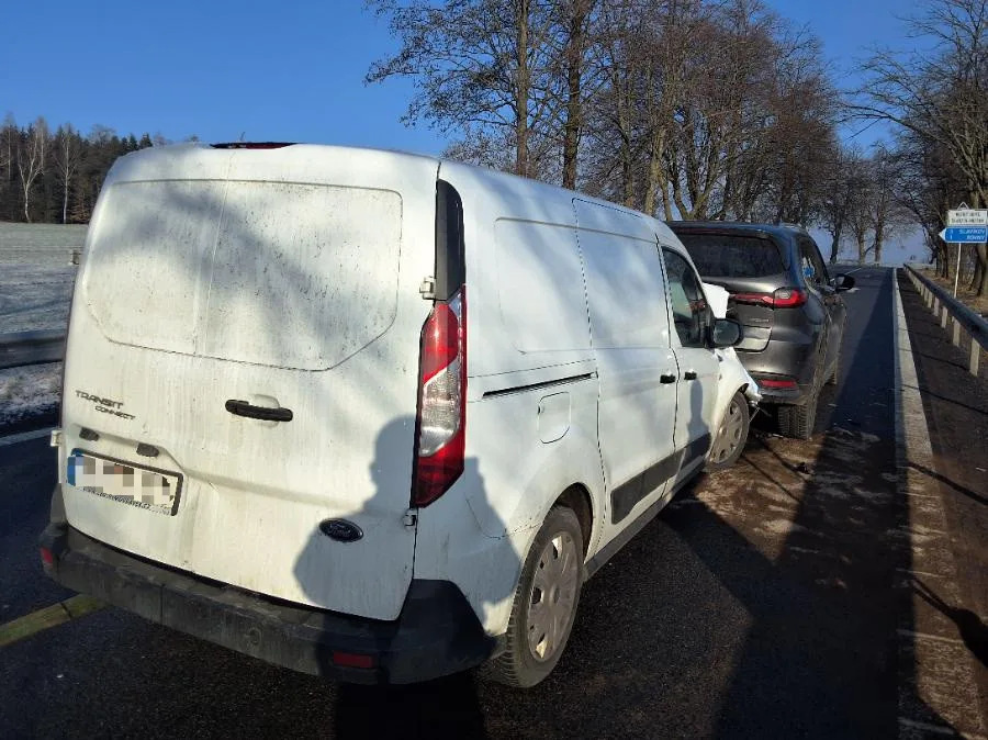 Mazda zastavila kvůli koloně, za ní jedoucí dodávka do ní nabourala. Foto: Se svolením Policie ČR