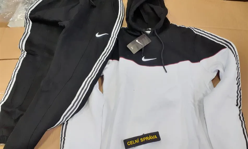 VIDEO: Nike s pruhy Adidas. Celníci z Vysočiny zastavili řidiče, který převážel padělky značek za 11 milionů